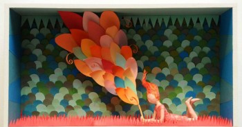 Delfín Rojo, artesanía en papel de Nelle Fayolle, muestra del Fondo Nacional de las Artes