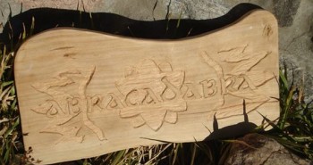 Cartel de madera tallado en proceso de Rubén Garibotti de Capilla del Monte, Córdoba