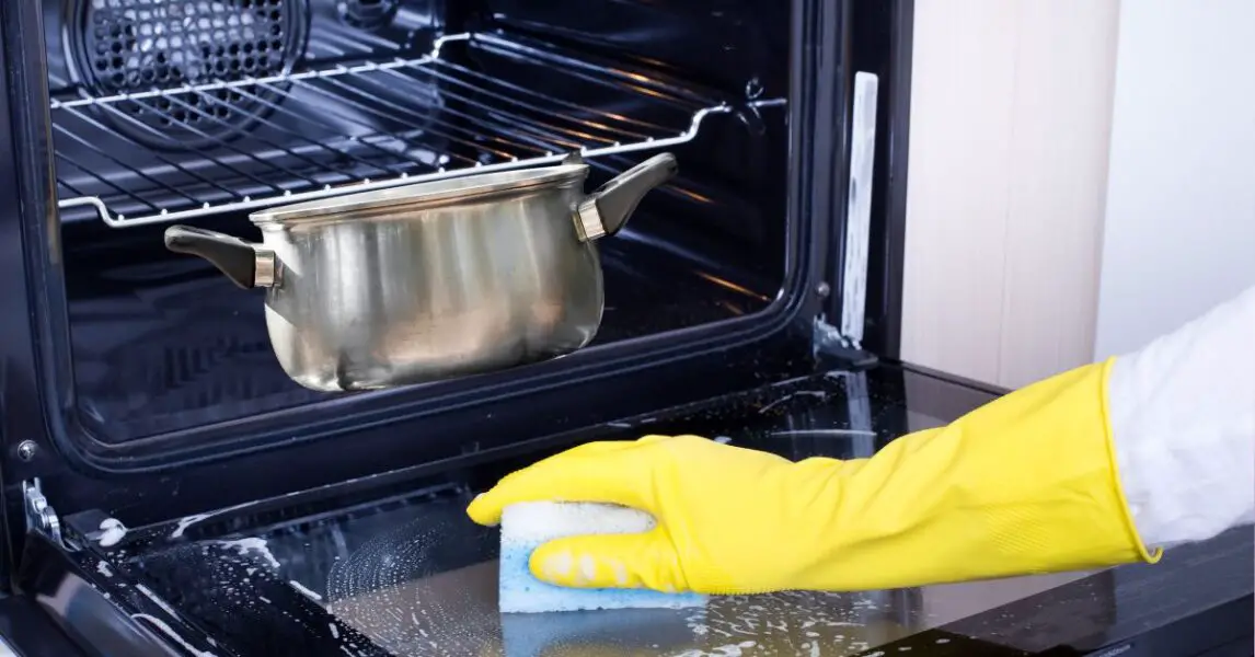 Método para limpiar el horno con una olla llena de agua