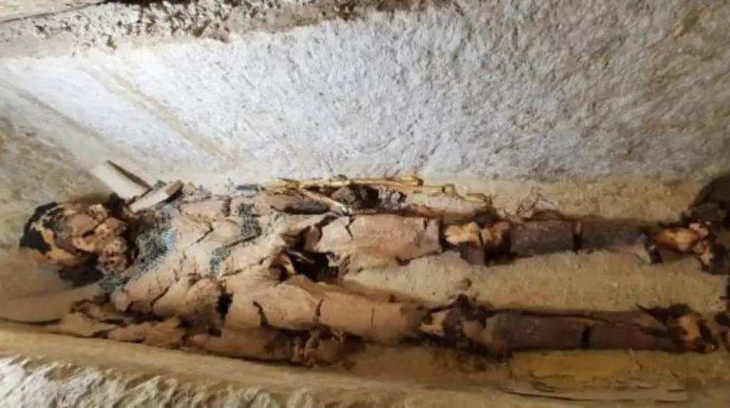 La momia de Hekashepes, que vivió hace 4.300 años en Egipto, se conserva en un sarcófago de piedra caliza de 45 toneladas en Saqqara, cerca de El Cairo.Imagen CORTESÍA DE ALI ABU DESHEESH