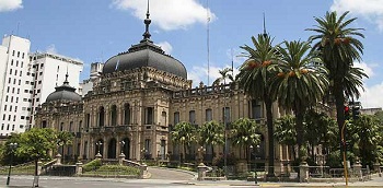 Turismo en San Miguel: plazas y termas para el descanso.