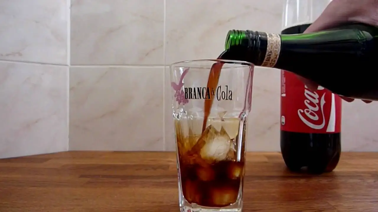 ¿Cuál es el origen del Fernet con Coca?