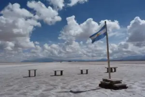 Bandera Argentina en Salinas Grandes