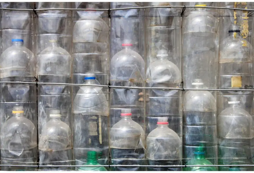 invernadero con botellas de plástico recicladas