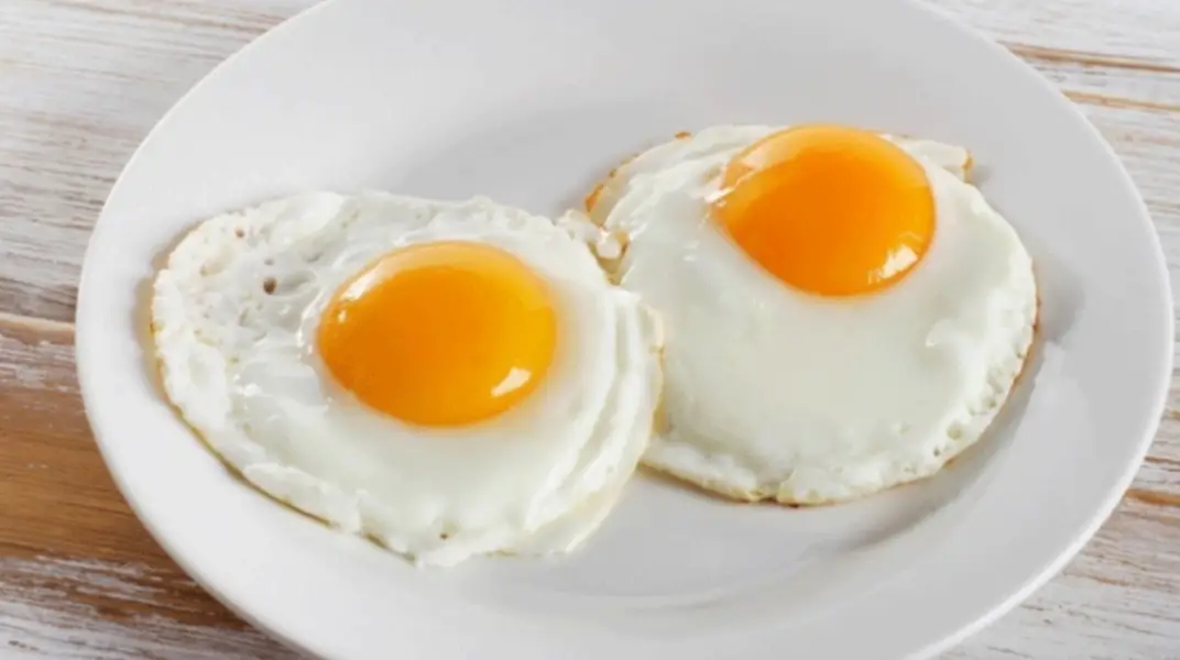Huevos fritos pero sin aceite: una receta sana y deliciosa