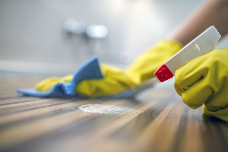 Cómo eliminar las manchas de sarro del piso de tu baño