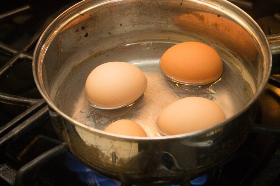 Qué hacer con el agua después de hervir los huevos