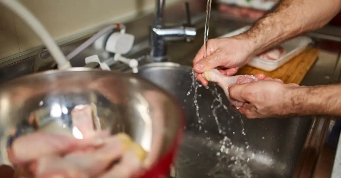 Hoy les brindaremos algunos tips o consejos de cocina para mejorar nuestro conocimiento, y no realizar algunas cosas de la forma incorrecta, ya que puede ser perjudicial para nuestro organismo o simplemente para los resultados de sabor y consistencia de nuestras preparaciones. Cocinar en nuestros hogares nos trae demasiada virtud y excelencia, ya que de esta forma, nos ayudamos a nosotros mismos a satisfacer nuestra ingesta de alimentos necesarios para nuestra salud. Igualmente debemos tener un conocimiento previo de como llevar a cabo nuestras recetas o ingredientes, porque nuestro objetivo es preparar alimentos seguros para nuestro cuerpo.