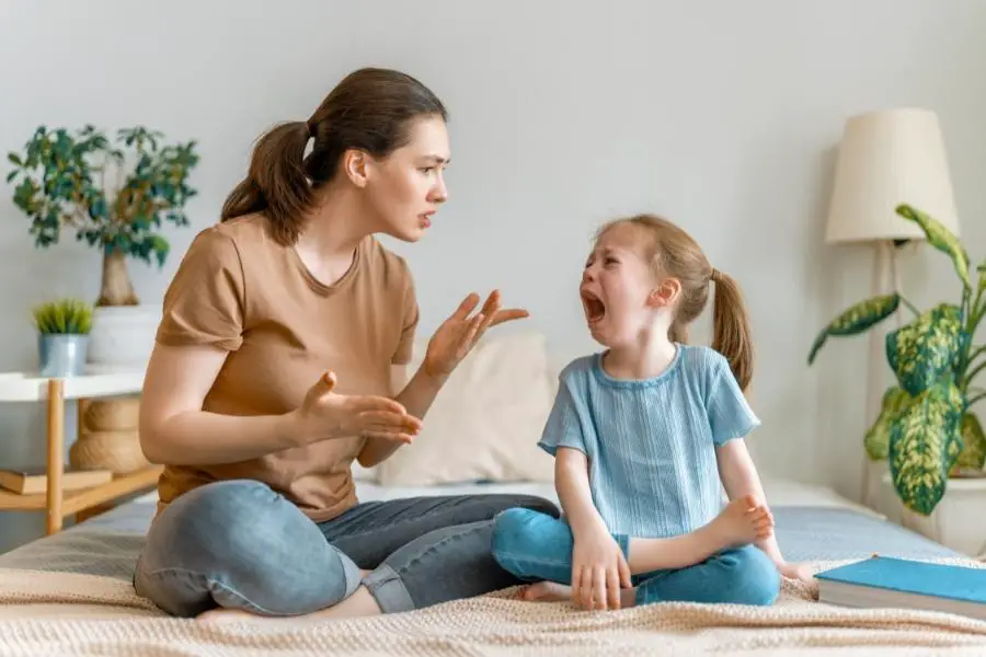 Cuando peor se comporta tu hijo, más te necesita: no lo ignores ni castigues