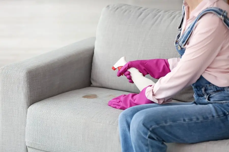cómo quitar manchas del sofá