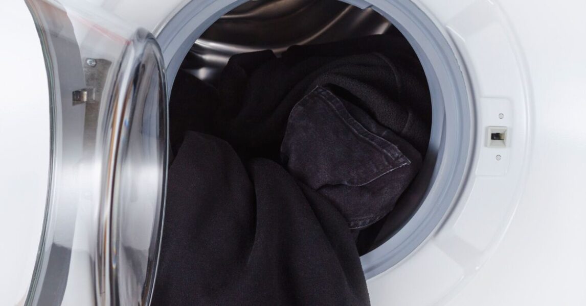 Moviente apasionado Abrumador 4 Cuidados al lavar y secar la ropa negra para que no se destiña