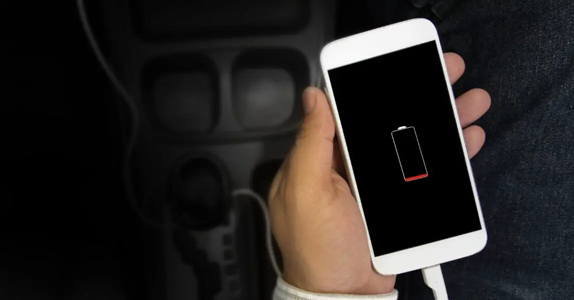 Por qué nunca deberías de cargar tu celular en el enchufe del auto