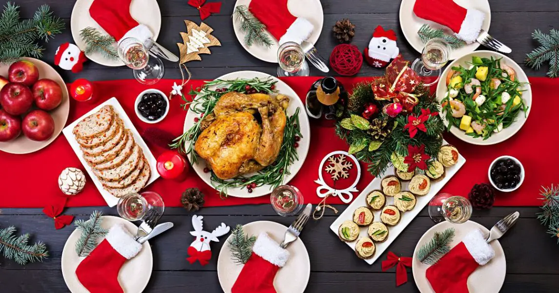 Crea un camino de mesa para tu cena navideña usando ramas de pino