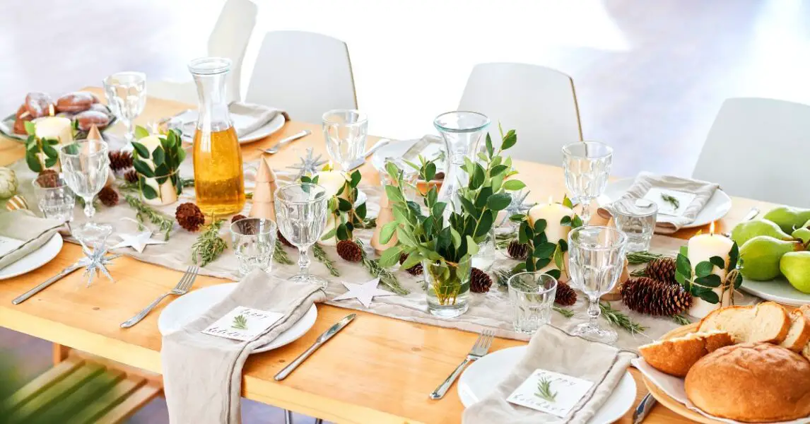 Crea un camino de mesa para tu cena navideña usando ramas de pino