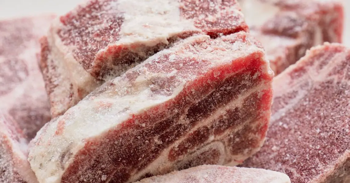 Cómo descongelar la carne en cinco minutos: el truco de la olla invertida