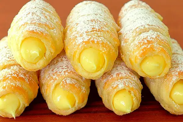 Conos de Hojaldre Rellenos de Crema Pastelera: Un Delicioso Manjar Casero