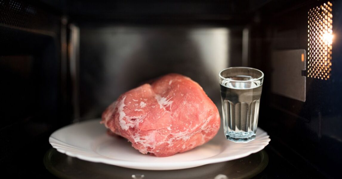 Cómo descongelar la carne en el horno de microondas
