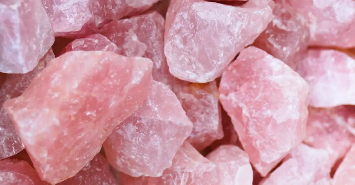Cuarzo Rosa: La Piedra que Promueve la Positividad, Calma la Ansiedad y Favorece la Circulación
