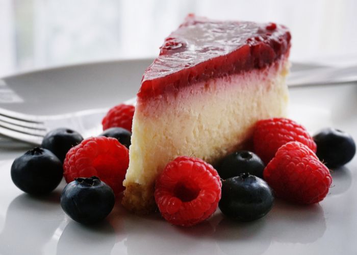Cheesecake de frambuesa: la receta fresca y deliciosa para un postre sin horno