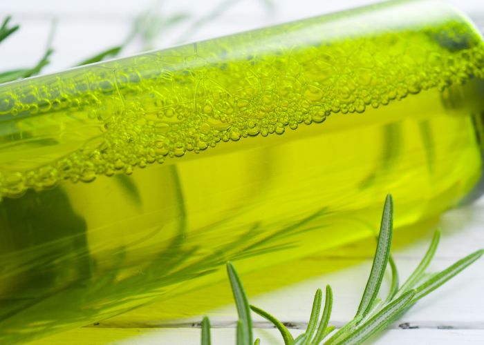 Cómo hacer shampoo de romero casero para fortalecer el cabello