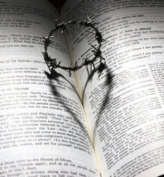 crown, thorns, happy easter, love, cross, heart, bible, shadow, easter, good friday, sacrifice, symbol, religion, pray, faith, sorrow