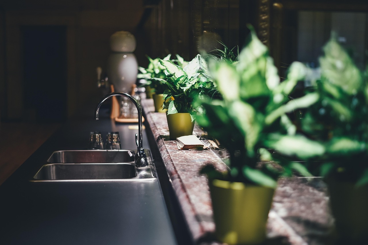 Cómo mantener el fregadero de la cocina sin obstrucciones ni malos olores con métodos caseros