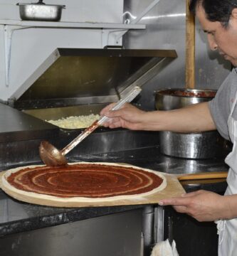 Cómo hacer masa de pizza sin amasar: receta paso a paso