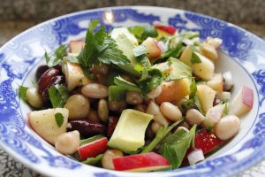 Ensalada de aguacate, huevo y atún: receta rápida y nutritiva para la cena
