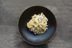 Pasta cremosa con champiñones y pollo: receta fácil paso a paso