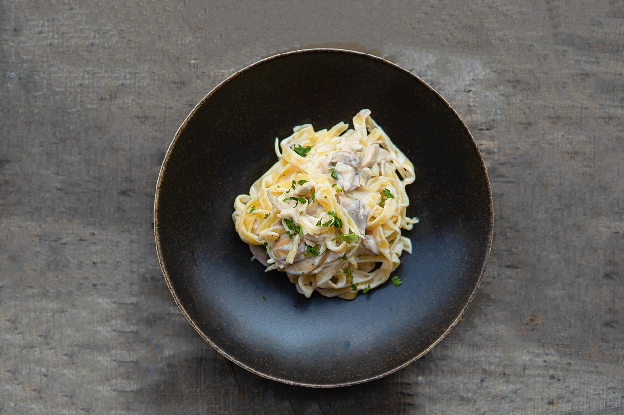 Pasta cremosa con champiñones y pollo: receta fácil paso a paso