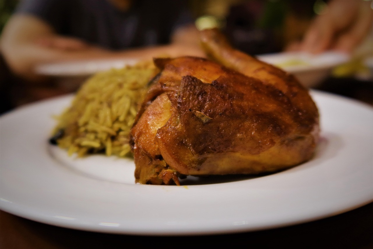 Pollo al horno jugoso con papas: receta paso a paso para una cena en familia