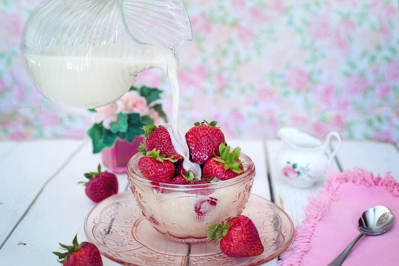 Postre cremoso de leche y duraznos sin horno en 5 minutos