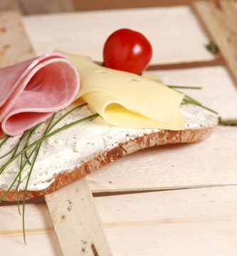 Receta fácil de pan casero relleno de queso y jamón para desayuno o cena