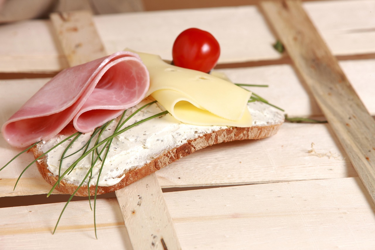 Receta fácil de pan casero relleno de queso y jamón para desayuno o cena