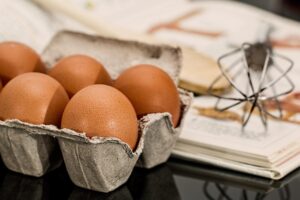 Cómo usar cartones de huevo colgados en árboles para atraer aves y proteger el jardín