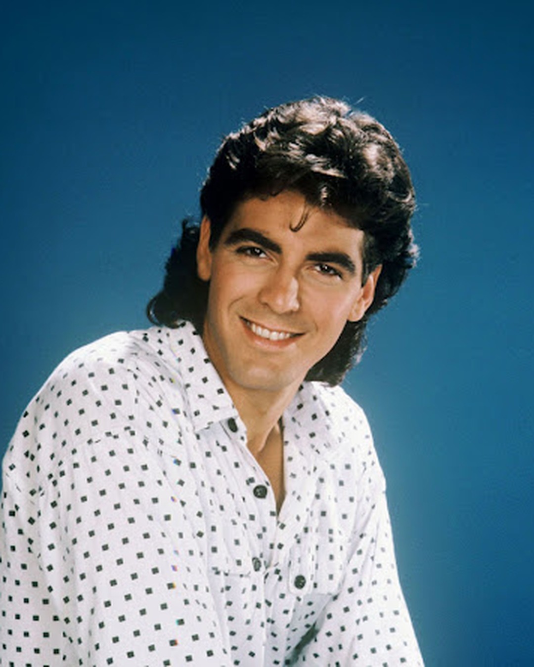 Actor joven con estilo de los años 80, antes de saltar a la fama