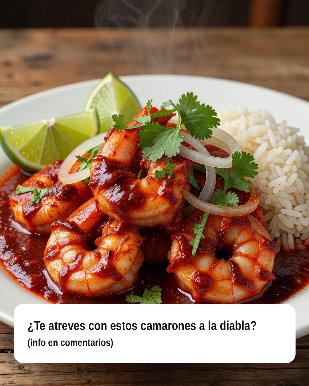 Camarones a la diabla en salsa roja de chile con limón y cilantro sobre un plato