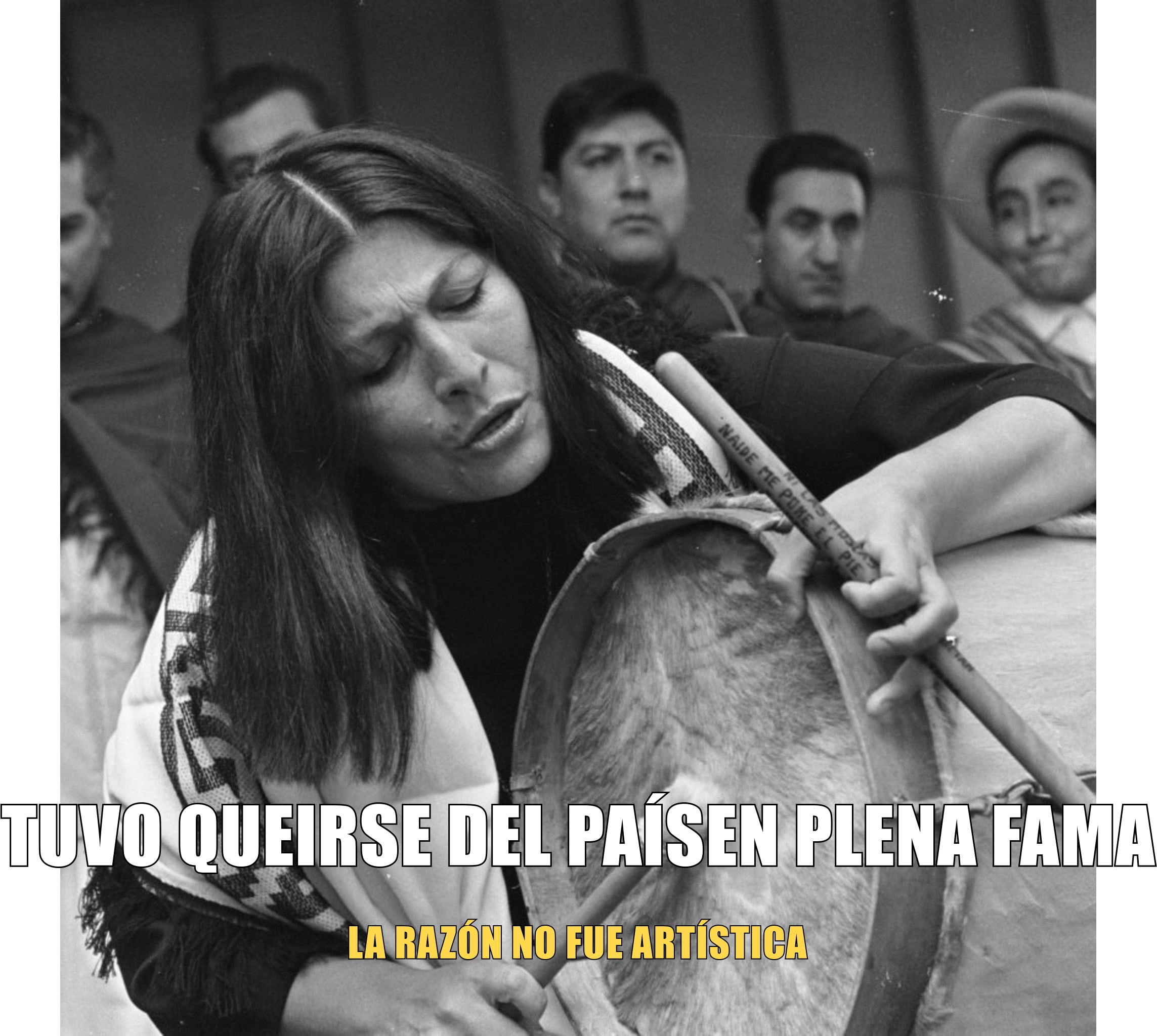 Mercedes Sosa tocando el bombo, con texto: tuvo que irse del pais en plena fama, la razon no fue artistica