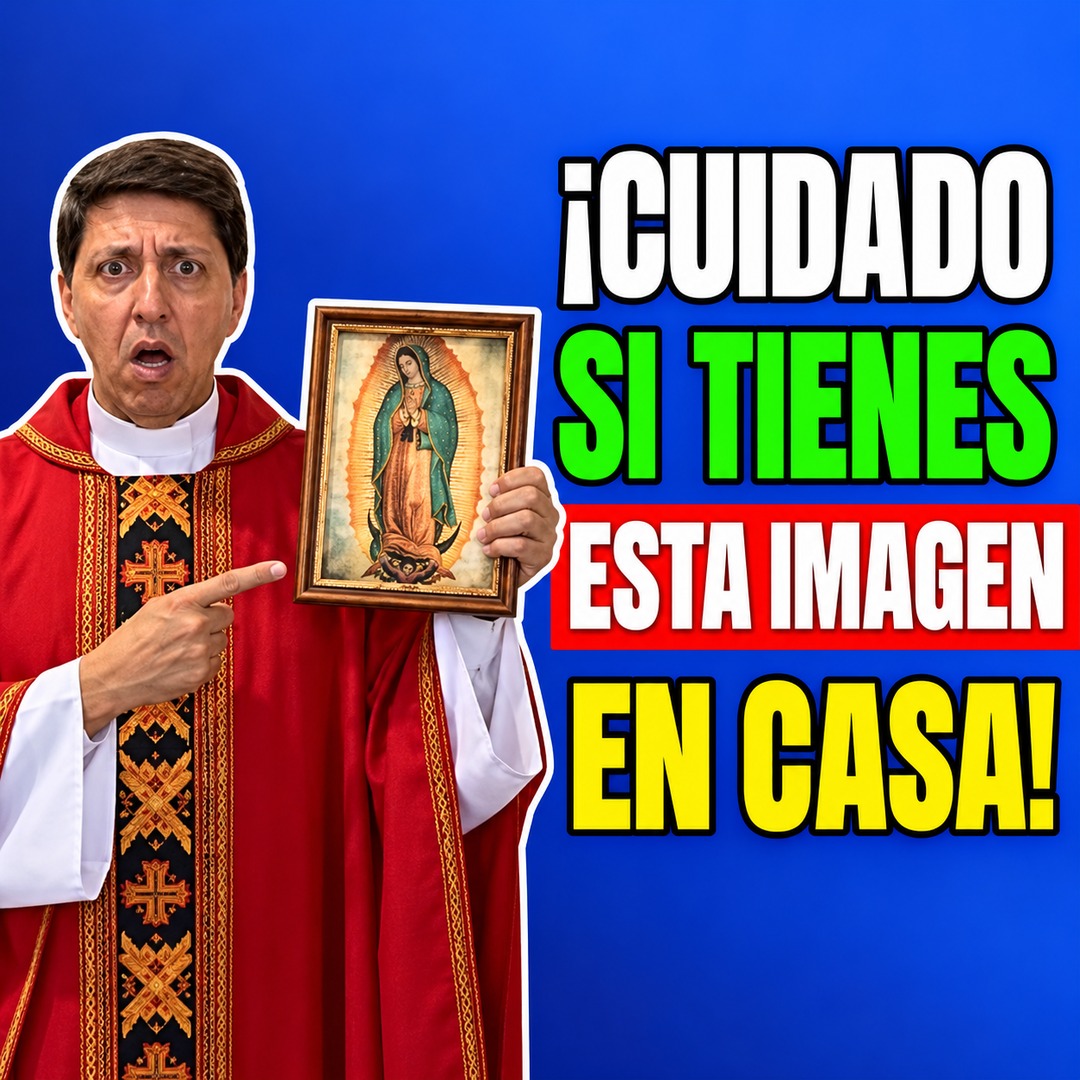 Sacerdote con casulla roja sosteniendo una imagen de la Virgen de Guadalupe